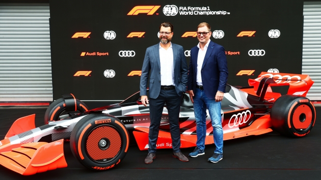 Markus Duesmann, Vorsitzender des Vorstands der Audi AG (r.), und Oliver Hoffmann, Vorstand fr Technische Entwicklung der Audi AG, mit dem Formel-1-Showcar - Quelle: Audi / Getty Images 